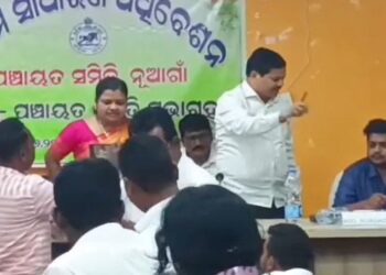 ପଞ୍ଚାୟତ ସମିତି ବୈଠକରେ ରାଗିଗଲେ ବିଧାୟକ ଫୋପାଡ଼ିଲେ ଫାଇଲ