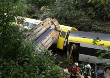 ଜର୍ମାନୀ: ଟ୍ରାକରୁ ଖସିଲା ଟ୍ରେନ, ୩ ମୃତ, ଅନେକ ଆହତ