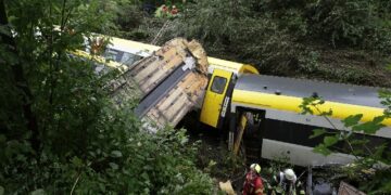 ଜର୍ମାନୀ: ଟ୍ରାକରୁ ଖସିଲା ଟ୍ରେନ, ୩ ମୃତ, ଅନେକ ଆହତ