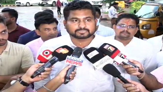 ଛାତ୍ରୀ ଆତ୍ମହତ୍ୟା ଉଦ୍ୟମ : ଏଚଓଡି ଓ ପ୍ରିନ୍ସିପାଲ ସସପେଣ୍ଡ ପରେ ଗିରଫ, ଛାତ୍ରୀଙ୍କୁ ଭେଟିଲେ ଉଚ୍ଚଶିକ୍ଷା ମନ୍ତ୍ରୀ