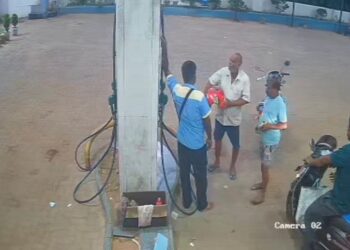 ପେଟ୍ରୋଲ ଭରିବାକୁ ଗାଡିରୁ ଟାଙ୍କି ଖୋଲି ଆଣିଲେ ବ୍ୟକ୍ତି, ଭିଡିଓ ହେଉଛି ଭାଇରାଲ