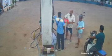 ପେଟ୍ରୋଲ ଭରିବାକୁ ଗାଡିରୁ ଟାଙ୍କି ଖୋଲି ଆଣିଲେ ବ୍ୟକ୍ତି, ଭିଡିଓ ହେଉଛି ଭାଇରାଲ