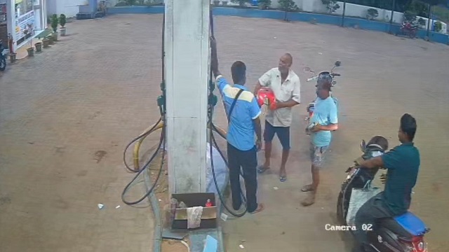 ପେଟ୍ରୋଲ ଭରିବାକୁ ଗାଡିରୁ ଟାଙ୍କି ଖୋଲି ଆଣିଲେ ବ୍ୟକ୍ତି, ଭିଡିଓ ହେଉଛି ଭାଇରାଲ