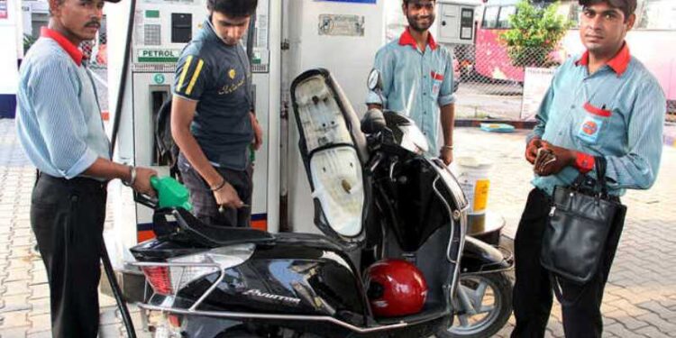 ଡ୍ରାଇଭରଙ୍କ ଆନ୍ଦୋଳନ ପାଇଁ ତୈଳ ସଂକଟ, ଟାଙ୍କିରୁ ସରି ଆସିଲାଣି ପେଟ୍ରୋଲ ଡିଜେଲ