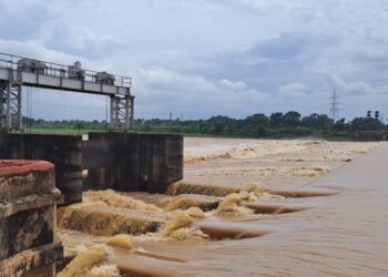 ବନ୍ୟା ଆଶଙ୍କା: ଲଗାତର ବର୍ଷା ଯୋଗୁଁ ଫୁଲୁଛି ବିଭିନ୍ନ ନଦୀ, ଜାଣନ୍ତୁ କେଉଁ ନଦୀର ସ୍ଥିତି ବର୍ତ୍ତମାନ କଣ ରହିଛି?