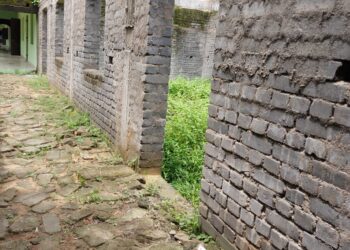 ବିପଦ ଶଙ୍କୁଳ ଅବସ୍ଥାରେ ଅର୍ଦ୍ଧ ନିର୍ମିତ ଘରବାଲି