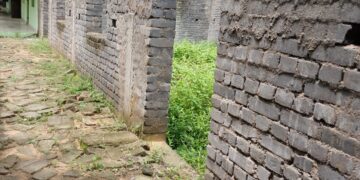 ବିପଦ ଶଙ୍କୁଳ ଅବସ୍ଥାରେ ଅର୍ଦ୍ଧ ନିର୍ମିତ ଘରବାଲି