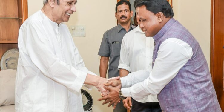 ନବୀନ ପଟ୍ଟନାୟକଙ୍କୁ ଭେଟିଲେ ମୁଖ୍ୟମନ୍ତ୍ରୀ, ପଚାରି ବୁଝିଲେ ସ୍ବାସ୍ଥ୍ୟାବସ୍ଥା