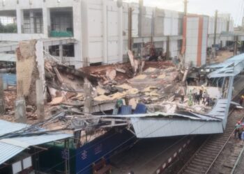 କଟକ ରେଲୱେ ଷ୍ଟେସନରେ ଭୁଶୁଡିଲା ନିର୍ମାଣାଧୀନ ଛାତ,ଟ୍ରେନ ଚଳାଚଳ ବାଧାପ୍ରାପ୍ତ