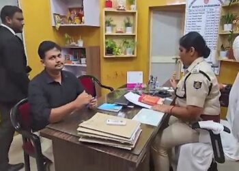 ମହିଳା ଥାନାରେ ହାଜର ହେଲେ OAS ବାବୁ, ଦୁଇ ଦିନ ତଳେ ଏତଲା ଦେଇଥିଲେ ପତ୍ନୀ