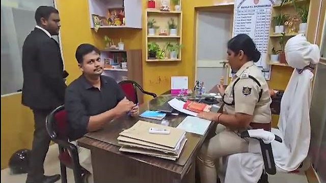 ମହିଳା ଥାନାରେ ହାଜର ହେଲେ OAS ବାବୁ, ଦୁଇ ଦିନ ତଳେ ଏତଲା ଦେଇଥିଲେ ପତ୍ନୀ