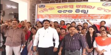 ସମୂହ ଛୁଟିରେ ରାଜ୍ୟ ଅମଲା ସଂଘ କର୍ମଚାରୀ, ଦାବି ପୂରଣ ନକଲେ ୧୪ରୁ ସଂପୂର୍ଣ୍ଣ କାର୍ଯ୍ୟବନ୍ଦ ଆନ୍ଦୋଳନର ଧମକ
