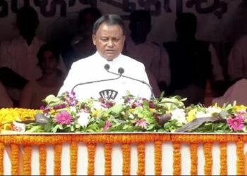 ଗାନ୍ଧୀମାର୍ଗରେ ପତାକା ଉତ୍ତୋଳନ କଲେ ମୁଖ୍ୟମନ୍ତ୍ରୀ, କହିଲେ ମହିଳାଙ୍କ ବିରୋଧରେ ହିଂସା କରୁଥିବା ବ୍ୟକ୍ତିଙ୍କୁ ଛଡ଼ାଯିବ ନାହିଁ