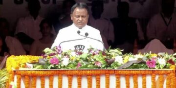 ଗାନ୍ଧୀମାର୍ଗରେ ପତାକା ଉତ୍ତୋଳନ କଲେ ମୁଖ୍ୟମନ୍ତ୍ରୀ, କହିଲେ ମହିଳାଙ୍କ ବିରୋଧରେ ହିଂସା କରୁଥିବା ବ୍ୟକ୍ତିଙ୍କୁ ଛଡ଼ାଯିବ ନାହିଁ