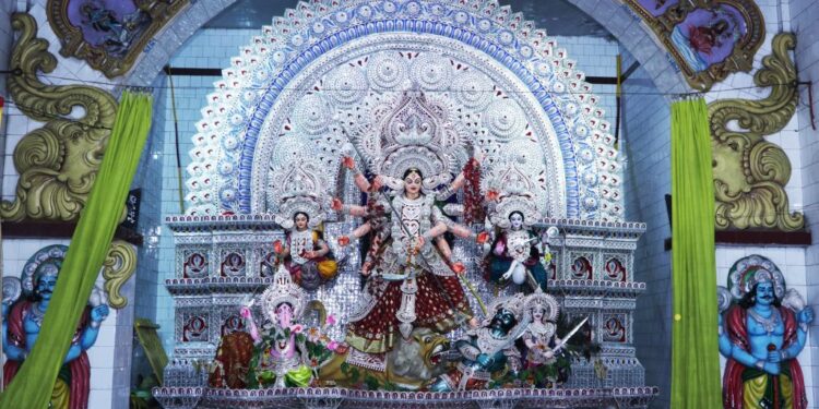 ସାବାଡ଼ ହେବେ ପୂଜା ପାଇଁ ଚାନ୍ଦା ଆଦାୟ କରୁଥିବା ବ୍ୟକ୍ତି, ହେଲ୍ପଲାଇନ୍ ନମ୍ୱର ଜାରି କଲେ ଡିସିପି