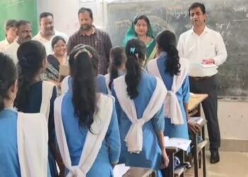 ସ୍କୁଲରେ ପାଠ ପଢ଼ାଇଲେ ଜିଲ୍ଲାପାଳ, ବୁଝିଲେ ସ୍କୁଲ ସମସ୍ୟା