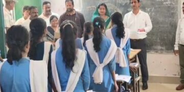 ସ୍କୁଲରେ ପାଠ ପଢ଼ାଇଲେ ଜିଲ୍ଲାପାଳ, ବୁଝିଲେ ସ୍କୁଲ ସମସ୍ୟା