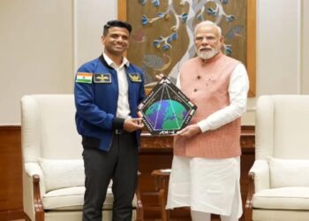 ପ୍ରଧାନମନ୍ତ୍ରୀଙ୍କୁ ସାକ୍ଷାତ କଲେ ଶୁଭାଂଶୁ ଶୁକ୍ଲା, ଅନ୍ତରୀକ୍ଷରୁ ଆଣିଥିବା ଫଟୋକୁ ଦେଲେ ଉପହାର