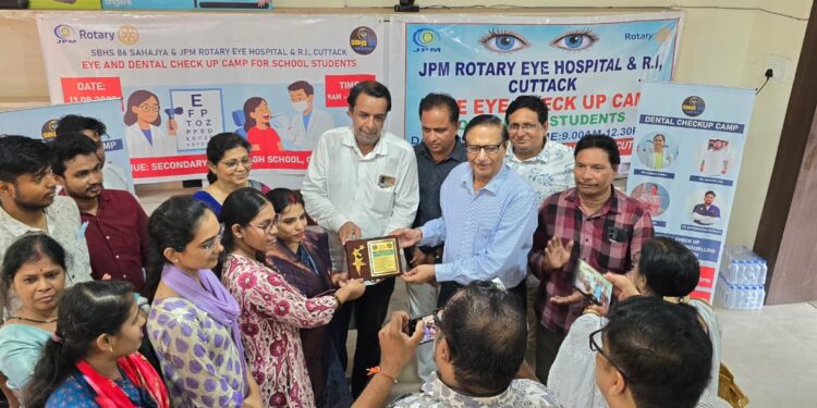 ବୋର୍ଡ଼ସ୍କୁଲ୍ ଛାତ୍ରଛାତ୍ରୀଙ୍କ ବିଦ୍ୟାଳୟକୁ ପ୍ରତିଦାନ