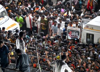 କରୁର ଦଳାଚକଟା : ମୃତକଙ୍କ ପରିବାରକୁ ୨୦ ଲକ୍ଷ ଟଙ୍କା କ୍ଷତିପୂରଣ ଦେବେ ଥାଲପତି ବିଜୟ