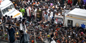 କରୁର ଦଳାଚକଟା : ମୃତକଙ୍କ ପରିବାରକୁ ୨୦ ଲକ୍ଷ ଟଙ୍କା କ୍ଷତିପୂରଣ ଦେବେ ଥାଲପତି ବିଜୟ