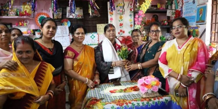 ବିଭିନ୍ନ ଅଙ୍ଗନବାଡ଼ି କେନ୍ଦ୍ର ପରିଦର୍ଶନ କଲେ ରାଜ୍ୟ ମହିଳା କମିଶନ ଅଧ୍ୟକ୍ଷା