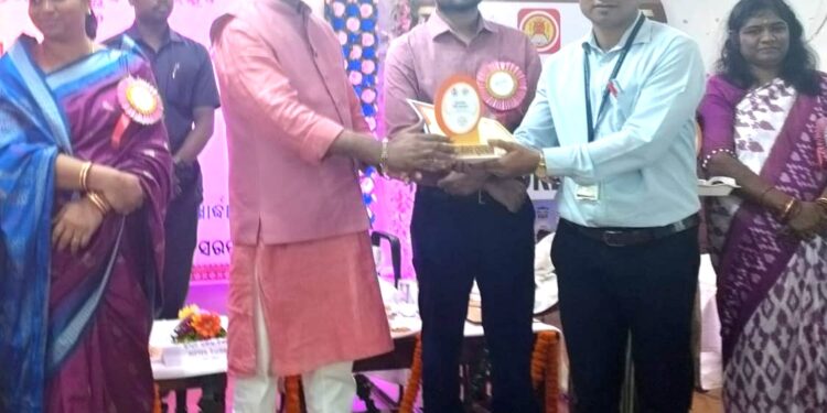 ମୁଖ୍ୟମନ୍ତ୍ରୀ ଶିକ୍ଷା ପୁରସ୍କାରରେ ସମ୍ମାନିତ ହେଲେ ଚିତ୍ତରଞ୍ଜନ ମିଶ୍ର