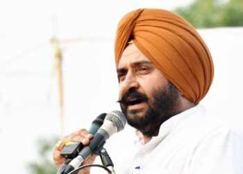 ପୋଲିସ ହେପାଜତରୁ ଫେରାର ହେଲେ ଆପ୍ ବିଧାୟକ, ପୋଲିସକୁ ମାରିଲେ ଗୁଳି