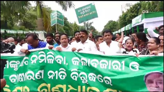 ରାଜ୍ଯରେ ସାର ଅଭାବ ନେଇ ବିଜେଡିର ଧାରଣା, ରାଜ୍ୟପାଳଙ୍କୁ ଭେଟି ଦାବିପତ୍ର ପ୍ରଦାନ କରିବ