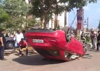 ଭୁବନେଶ୍ୱରରେ ଓଲଟି ପଡ଼ିଲା ମର୍ସିଡିଜ୍, ୨ ଜଣ ଆହତ