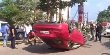 ଭୁବନେଶ୍ୱରରେ ଓଲଟି ପଡ଼ିଲା ମର୍ସିଡିଜ୍, ୨ ଜଣ ଆହତ