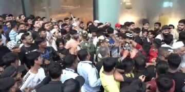 ଆପେଲ୍ ଷ୍ଟୋର ବାହାରେ ଗ୍ରାହକଙ୍କ କ୍ରେଜ୍, ଗ୍ରାହକଙ୍କ ମଧ୍ୟରେ ଧସ୍ତାଧସ୍ତି