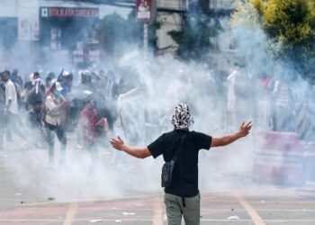 ନେପାଳରେ ପରିସ୍ଥିତି ଅଣାୟତ୍ତ: ଅନିର୍ଦ୍ଦିଷ୍ଟ କାଳ ପାଇଁ ଉଡାଣ ବନ୍ଦ, ଭାରତ-ନେପାଳ ସୀମାରେ ହାଇ ଆଲର୍ଟ, ଅର୍ଥମନ୍ତ୍ରୀଙ୍କୁ ଗୋଡ଼ାଇ ପିଟିଲେ ବିକ୍ଷୋଭକାରୀ