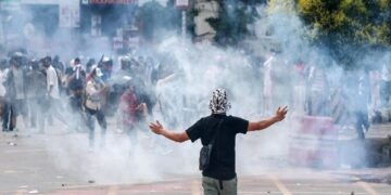 ନେପାଳରେ ପରିସ୍ଥିତି ଅଣାୟତ୍ତ: ଅନିର୍ଦ୍ଦିଷ୍ଟ କାଳ ପାଇଁ ଉଡାଣ ବନ୍ଦ, ଭାରତ-ନେପାଳ ସୀମାରେ ହାଇ ଆଲର୍ଟ, ଅର୍ଥମନ୍ତ୍ରୀଙ୍କୁ ଗୋଡ଼ାଇ ପିଟିଲେ ବିକ୍ଷୋଭକାରୀ