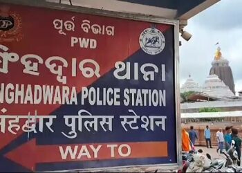 ଶ୍ରୀମନ୍ଦିର ଭିତରକୁ ଚପଲ ପିନ୍ଧି ପ୍ରବେଶ ପାଇଁ ଉଦ୍ୟମ, ସିଂହଦ୍ଵାର ଆଗରେ ଯୁବକଙ୍କୁ ଅଟକାଇଲା ପୋଲିସ୍