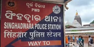 ଶ୍ରୀମନ୍ଦିର ଭିତରକୁ ଚପଲ ପିନ୍ଧି ପ୍ରବେଶ ପାଇଁ ଉଦ୍ୟମ, ସିଂହଦ୍ଵାର ଆଗରେ ଯୁବକଙ୍କୁ ଅଟକାଇଲା ପୋଲିସ୍