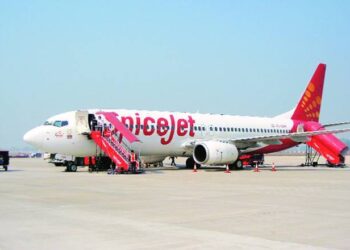 ଉଡ଼ାଣ ଭରିବା ସମୟରେ ଖସିପଡ଼ିଲା ସ୍ପାଇସଜେଟ ବିମାନର ଚକ, ପାଇଲଟଙ୍କ ଯୋଗୁଁ ବଞ୍ଚିଗଲା ୭୫ ଯାତ୍ରୀଙ୍କ ଜୀବନ