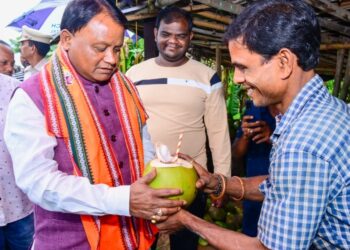 ପୁରୀ ଯିବା ରାସ୍ତାରେ ପଇଡ଼ ପିଇଲେ ମୁଖ୍ୟମନ୍ତ୍ରୀ, ପଇଡ ବିକ୍ରେତାଙ୍କ ସହ ହେଲେ ସୁଖଦୁଃଖ