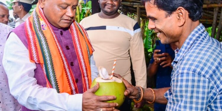 ପୁରୀ ଯିବା ରାସ୍ତାରେ ପଇଡ଼ ପିଇଲେ ମୁଖ୍ୟମନ୍ତ୍ରୀ, ପଇଡ ବିକ୍ରେତାଙ୍କ ସହ ହେଲେ ସୁଖଦୁଃଖ