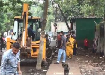 ରାଜଧାନୀରେ ବୁଲିଲା ବୁଲଡୋଜର, ଖାରବେଳନଗର ବସ୍ତି ଅଞ୍ଚଳରୁ ହଟିଲା ରାସ୍ତାକୁ ମାଡି ବସିଥିବା ଦୋକାନ