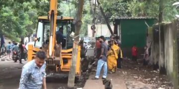 ରାଜଧାନୀରେ ବୁଲିଲା ବୁଲଡୋଜର, ଖାରବେଳନଗର ବସ୍ତି ଅଞ୍ଚଳରୁ ହଟିଲା ରାସ୍ତାକୁ ମାଡି ବସିଥିବା ଦୋକାନ