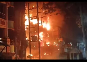 ନିଆଁର ଆଁରେ ଷ୍ଟେସନାରୀ ଦୋକାନ