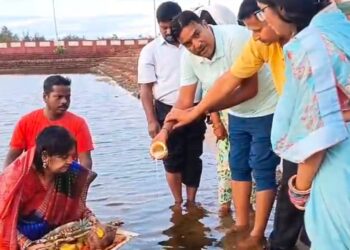 ଚନ୍ଦ୍ରଭାଗା ତୀର୍ଥ ପୁଷ୍କରିଣୀରେ ପର୍ଯ୍ୟଟକଙ୍କ ଛଟ୍ ପୂଜା; ବିଶ୍ୱପ୍ରସିଦ୍ଧ ଅନ୍ତର୍ଜାତୀୟ ପର୍ଯ୍ୟଟନ