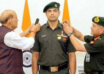 ସେନାରେ ଲେଫ୍ଟନାଣ୍ଟ କର୍ଣ୍ଣେଲ ହେଲେ ନୀରଜ ଚୋପ୍ରା, ରକ୍ଷାମନ୍ତ୍ରୀ ଏବଂ ସ୍ଥଳ ସେନା ମୁଖ୍ୟ କଲେ ସମ୍ମାନିତ