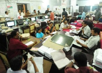 ସମ୍ଭାବ୍ୟ ବାତ୍ୟାକୁ ନେଇ ୭ ଜିଲ୍ଲାରେ ସରକାରୀ କର୍ମଚାରୀଙ୍କ ଛୁଟି ବାତିଲ୍‌, ଛୁଟିରେ ଥିଲେ ମୁଖ୍ୟାଳୟକୁ ଫେରିଆସିବାକୁ ନିର୍ଦ୍ଦେଶ