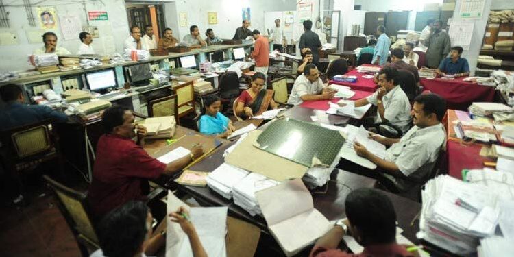 ସମ୍ଭାବ୍ୟ ବାତ୍ୟାକୁ ନେଇ ୭ ଜିଲ୍ଲାରେ ସରକାରୀ କର୍ମଚାରୀଙ୍କ ଛୁଟି ବାତିଲ୍‌, ଛୁଟିରେ ଥିଲେ ମୁଖ୍ୟାଳୟକୁ ଫେରିଆସିବାକୁ ନିର୍ଦ୍ଦେଶ