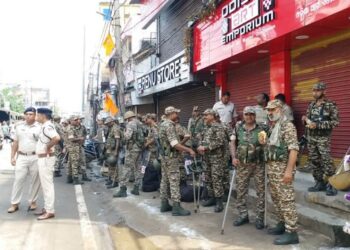 କର୍ଫ୍ୟୁ ହଟିବା ପରେ କଟକକୁ ଫେରୁଛି ଶାନ୍ତି, ଛକ ଛକରେ ପଇଁତରା ମାରୁଛି ପୋଲିସ