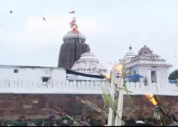 ଦୀପାବଳି ଓ ପୟାଶ୍ରାଦ୍ଧରେ କମ୍ପିଲା ପୁରୀ ବଡ଼ଦାଣ୍ଡ, କାଉଁରିଆ କାଠି ଜାଳି ବଡ଼ବଡୁଆ ଡାକୁଛନ୍ତି ଶ୍ରଦ୍ଧାଳୁ