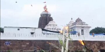 ଦୀପାବଳି ଓ ପୟାଶ୍ରାଦ୍ଧରେ କମ୍ପିଲା ପୁରୀ ବଡ଼ଦାଣ୍ଡ, କାଉଁରିଆ କାଠି ଜାଳି ବଡ଼ବଡୁଆ ଡାକୁଛନ୍ତି ଶ୍ରଦ୍ଧାଳୁ