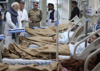 ଭୁଟାନରୁ ଫେରି ସିଧା ହସପିଟାଲରେ ଆହତଙ୍କୁ ଭେଟିଲେ ପ୍ରଧାନମନ୍ତ୍ରୀ, ଡାକ୍ତରଙ୍କୁ ପଚାରିବୁଝିଲେ ସ୍ଥିତି